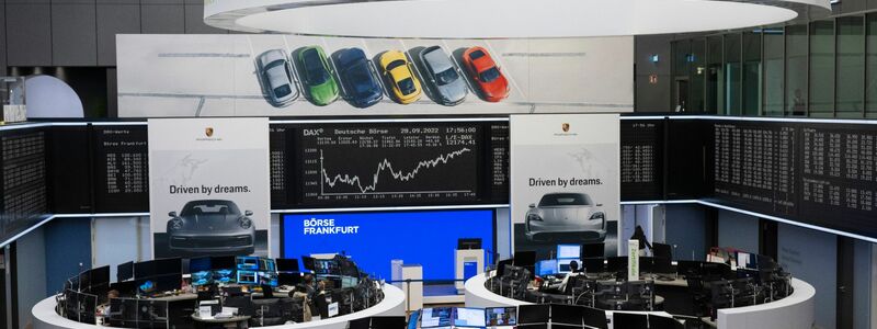 Porsche-Chef Oliver Blume (r) und sein Vize Lutz Meschke schwingen beim Börsengang der Porsche AG die Börsenglocke. - Foto: Boris Roessler/dpa