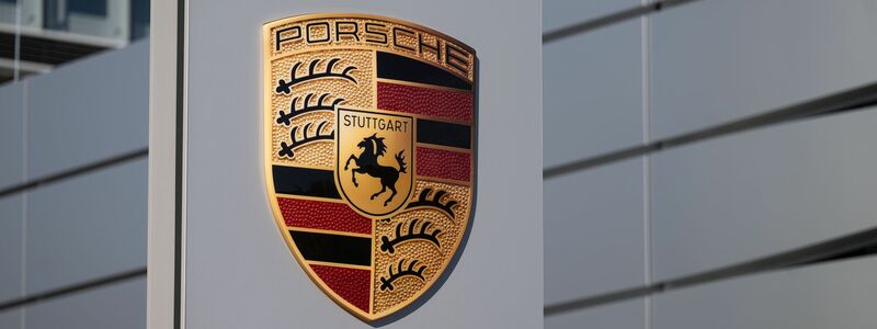 Das Porsche-Zentrum in Stuttgart - heute bringt der Volkswagen-Konzern seine Sportwagentochter Porsche AG an die Börse. - Foto: Marijan Murat/dpa