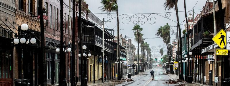 Ein Mann steht inmitten des Sturms auf einer Straße in Tampa. - Foto: Willie J. Allen Jr./Orlando Sentinel/AP/dpa