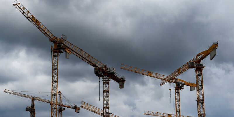 Noch im Frühjahr war die Regierung von einem Wirtschaftswachstum ausgegangen, nun rechnet sie mit einem Rückgang der Wirtschaftsleistung. - Foto: Lisa Ducret/dpa