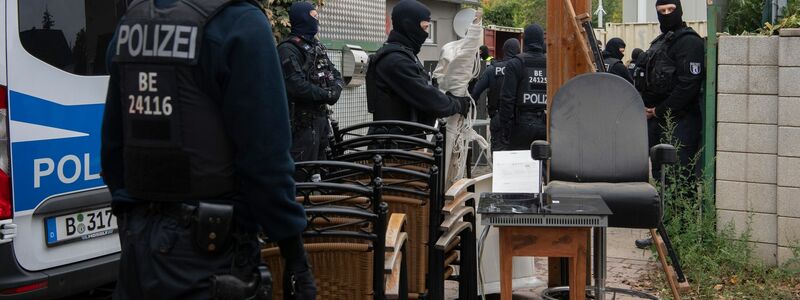 Polizeibeamte stehen am Gelände der Rockergruppe Hells Angels MC Berlin Central in Berlin zwischen sichergestellten Gegenständen. - Foto: Paul Zinken/dpa