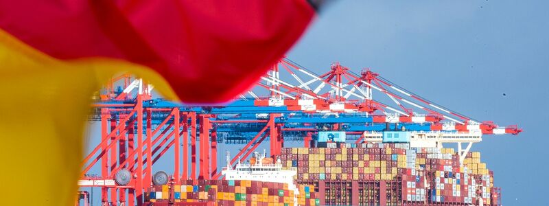 Ein Schiff liegt im Containerhafen Bremerhaven. Die deutsche Wirtschaft schwächelt. - Foto: Sina Schuldt/dpa