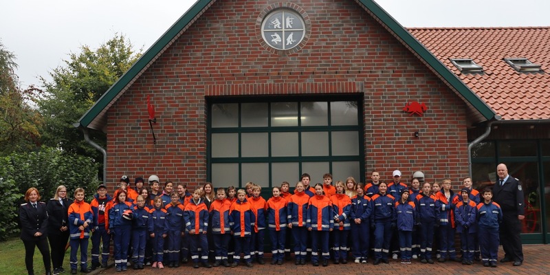 FF Bad Salzuflen: Imbisswagen brennt am Fachmarktzentrum vollständig aus / Feuerwehr Bad Salzuflen ist mit 25 Einsatzkräften vor Ort. - Foto: presseportal.de