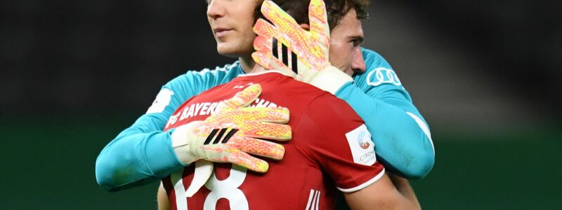Münchens Leon Goretzka and Manuel Neuer (l) geben sich Halt. - Foto: Annegret Hilse/Reuters/POOL/dpa