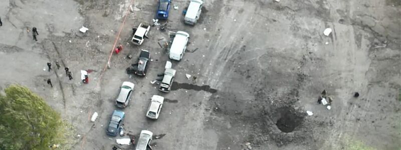 Der Krater des Raketenangriffs neben dem zivilen Autokonvoi in Saporischschja. - Foto: Uncredited/Ukrainian Police Press Office/dpa