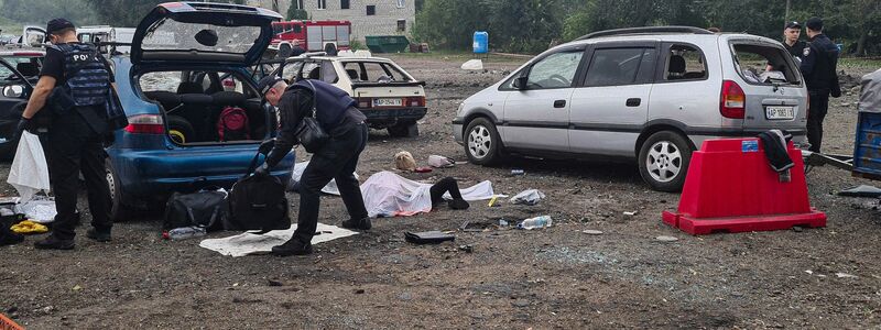 Ein Leiche in einem Sack liegt nach einem Raketenangriff auf dem Boden. - Foto: Viacheslav Tverdokhlib/AP/dpa