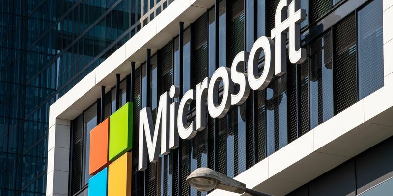 Das Microsoft-Logo an der Fassade eines Bürogebäudes in München-Schwabing. - Foto: Peter Kneffel/dpa