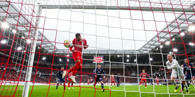 Der Mainzer Brajan Gruda versucht im Zweikampf mit dem Freiburger Nicolas Höfler den Ball zu behaupten. - Foto: Tom Weller/dpa