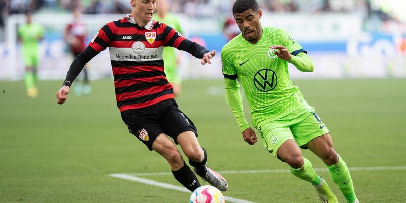 Schiedsrichter Sven Jablonski zeigt Stuttgarts Atakan Karazor (nicht im Bild) die Gelb-Rote Karte. - Foto: Swen Pförtner/dpa