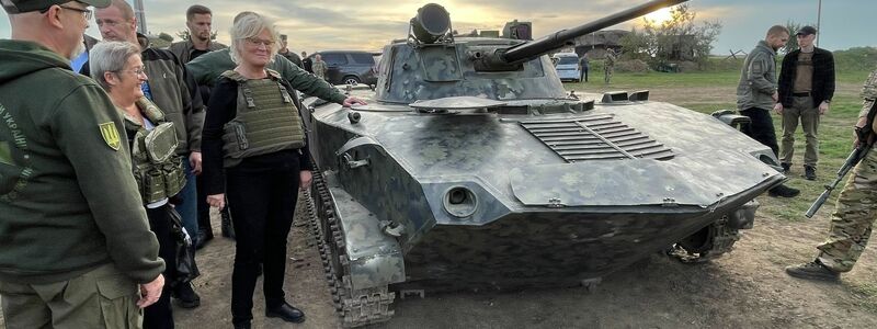 Verteidigungsministerin Christine Lambrecht (SPD, 3.v.l) besichtigt mit ihrem ukrainischen Amtskollegen Olexij Resnikow (l) eine Verteidigungsstellung außerhalb von Odessa und lässt sich einen von den Russen erbeuteten Panzer zeigen. - Foto: Jörg Blank/dpa