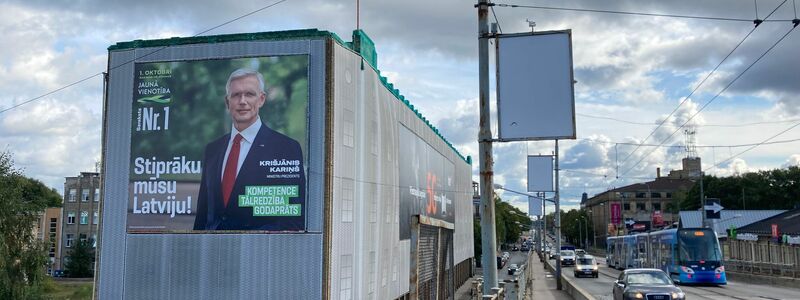 Ein riesiges Wahlplakat der liberalkonservativen Regierungspartei Jauna Vienotiba mit einem Porträt von Ministerpräsident Krisjanis Karins in der Hauptstadt Riga. - Foto: Alexander Welscher/dpa