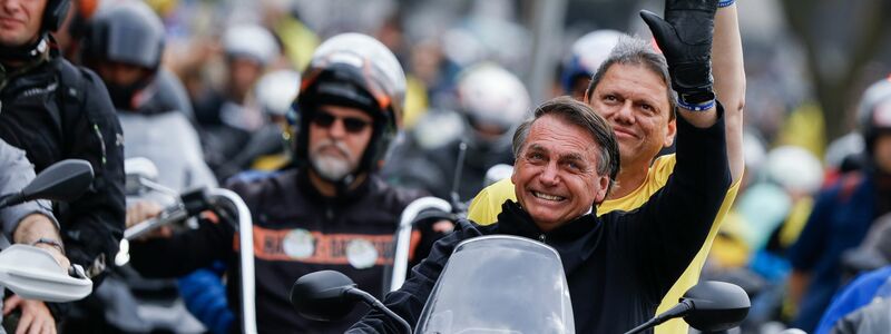Jair Bolsonaro, Präsident von Brasilien, führt eine Karawane von Motorradfahrern mit Tarcisio de Freitas, Gouverneurskandidat von Sao Paulo, auf dem Rücksitz an. - Foto: Marcelo Chello/AP/dpa