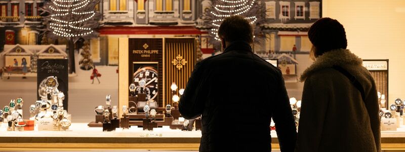 Die Verbraucher wollen in diesem Jahr im Schnitt 250 Euro für Weihnachtsgeschenke ausgeben. - Foto: Hannes P. Albert/dpa