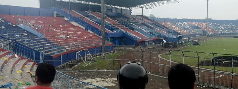 Das Stadion in Malang gleicht nach den Ausschreitungen einem Trümmerfeld. - Foto: Hendra Permana/AP/dpa