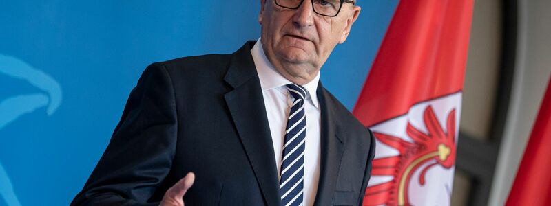 Brandenburgs Ministerpräsident Dietmar Woidke (SPD) bei einer Pressekonferenz in Potsdam. - Foto: Fabian Sommer/dpa