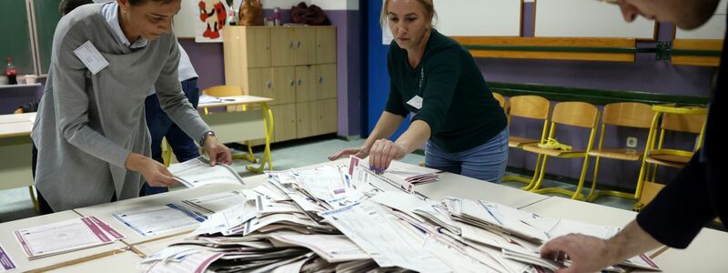 Beamte der Wahlkommission zählen die Stimmen nach den Parlamentswahlen. - Foto: Armin Durgut/AP/dpa