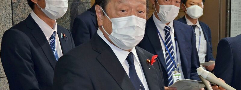 Japans Verteidigungsminister Yasukazu Hamada spricht in Tokio mit Journalisten. - Foto: Uncredited/Kyodo News via AP/dpa