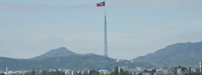 Eine nordkoreanische Flagge in der Nähe der Grenzdörfer von Panmunjom in Paju, Südkorea. Nordkorea hat zum ersten Mal seit fünf Jahren eine ballistische Mittelstreckenrakete Richtung Japan abgefeuert. - Foto: Ahn Young-Joon/AP/dpa