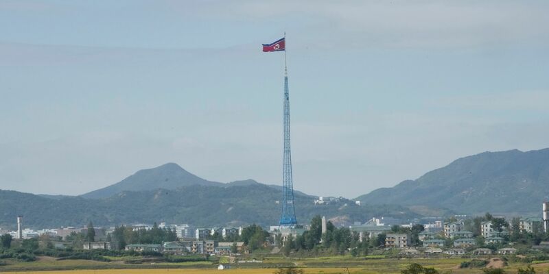 Ein Fernsehbildschirm im Bahnhof von Seoul zeigt während einer Nachrichtensendung ein Bild von Nordkoreas Machthaber Kim Jong Un. - Foto: Ahn Young-Joon/AP/dpa