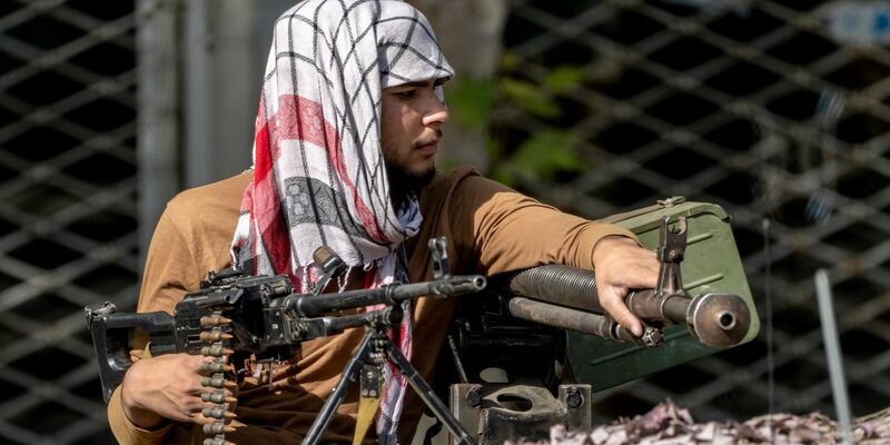 Ein Taliban-Kämpfer steht Wache (Archivfoto). Immer wieder kommt es in Afghanistan zu Einschüchterungen und willkürlichen Festnahmen. - Foto: Ebrahim Noroozi/AP/dpa