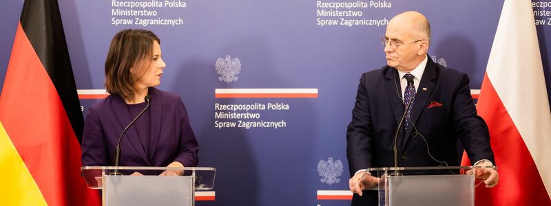 Außenministerin Annalena Baerbock mit ihrem polnischen Amtskollegen Zbigniew Rau in Warschau. - Foto: Christoph Soeder/dpa