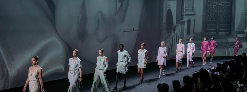 Models mit Entwürfen aus der Frühjahr/Sommer 2023 - Ready-To-Wear-Kollektion von Chanel in Paris. - Foto: Francois Mori/AP/dpa