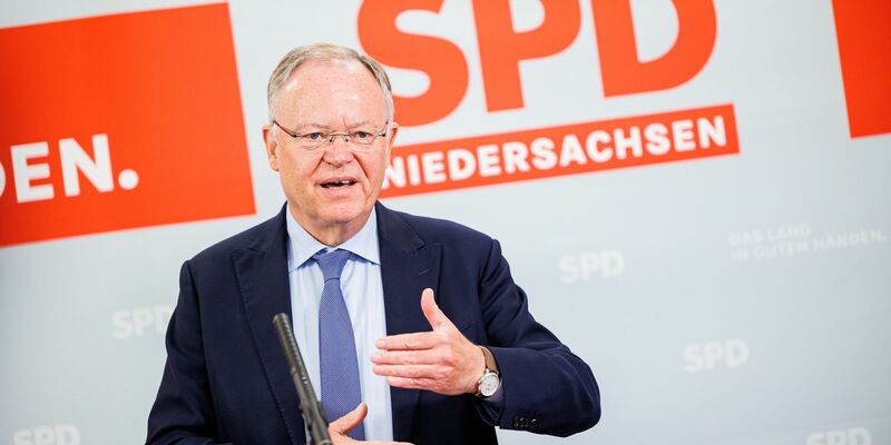 Stephan Weil verweist auf Straßen und Schienen - auch diese würden am Ende von den Steuerzahlern finanziert. - Foto: Michael Matthey/dpa