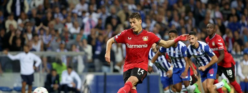 Leverkusen-Stürmer Patrik Schick verschießt einen Elfmeter. - Foto: Luis Vieira/AP/dpa