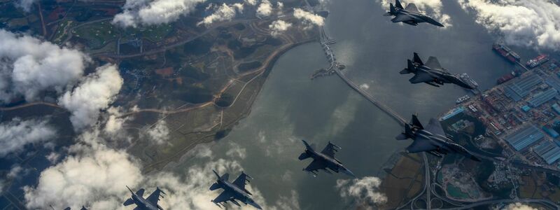 F15K-Kampfjets der südkoreanischen Luftwaffe und F-16-Kampfjets der US-Luftwaffe fliegen während einer gemeinsamen Übung in Formation. - Foto: -/South Korea Defense Ministry/AP/dpa