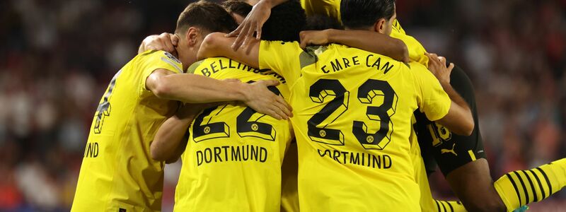 Dortmunds Spieler feiern den Sieg gegen den FC Sevilla. - Foto: Daniel Gonzalez Acuna/dpa