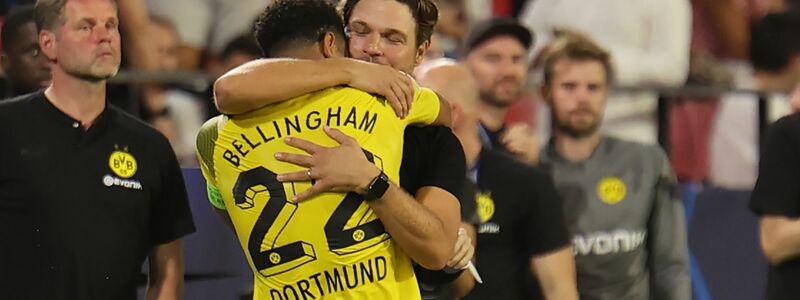 Dortmunds Trainer Edin Terzic umarmt seinen Torschützen Jude Bellingham. - Foto: Daniel Gonzalez Acuna/dpa