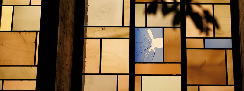 Das beschädigte Bleiglasfenster der Synagoge in Hannover. - Foto: Michael Matthey/dpa