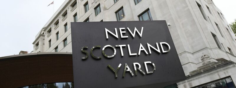 Die Polizeibehörde New Scotland Yard im Stadtteil City of Westminster am Londoner Themse-Ufer: Die Londoner Metropolitan Police ist erneut von einem Rassismus-Skandal erschüttert worden. - Foto: Arne Dedert/dpa