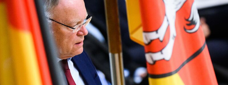 Niedersachsens Regierungschef Stephan Weil. Die Ministerpräsidenten haben sich auf eine Beschleunigung von Asylverfahren geeinigt. - Foto: Julian Stratenschulte/dpa