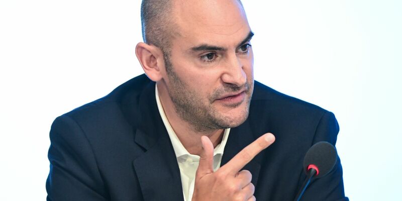 Baden-Württembergs Finanzminister Daniel Bayaz (Grüne) blickt kritisch auf die Schuldenbremse. - Foto: Bernd Weißbrod/dpa