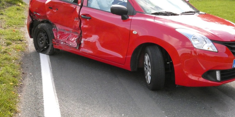 POL-HF: Skoda prallt gegen Baum - Fahrer leicht verletzt - Foto: presseportal.de