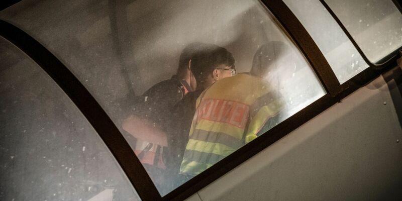 Nach der tödlichen Messerattacke von Solingen hat die politische Diskussion über schnellere und mehr Abschiebungen auch nach Syrien und Afghanistan an Fahrt gewonnen. - Foto: Michael Kappeler/dpa