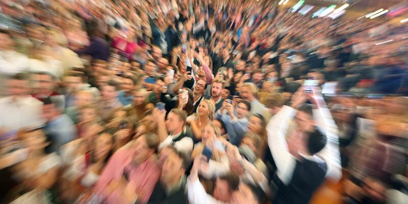 Live Blasmusik wird am traditionellen Fahrgeschäft «Krinoline» gespielt. - Foto: Karl-Josef Hildenbrand/dpa