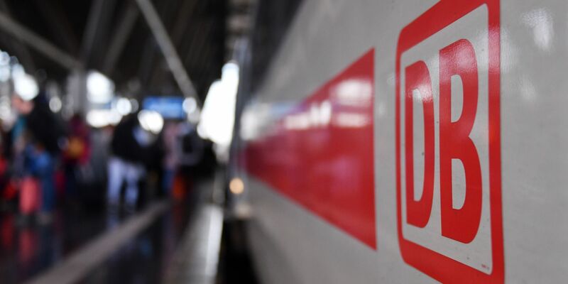 Der ICE war laut Polizei mit etwa 500 Fahrgästen in Richtung Wien unterwegs. (Symbolbild) - Foto: Martin Schutt/dpa-Zentralbild/dpa