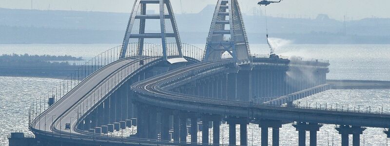Eine Explosion und ein schwerer Brand haben die Krim-Brücke zwischen Russland und der von Moskau annektierten Krim schwer beschädigt. - Foto: Uncredited/AP/dpa