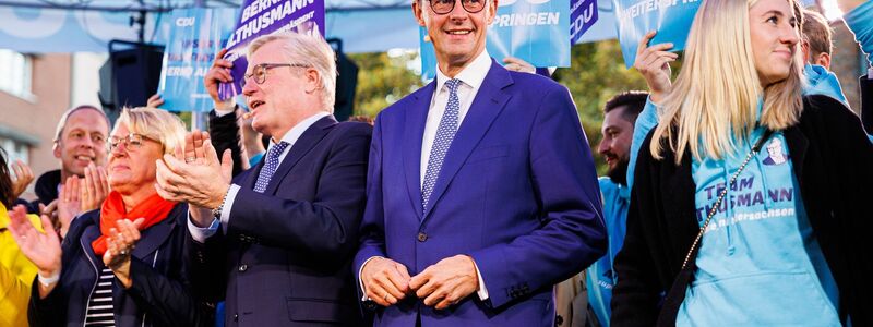 Bernd Althusmann (2.v.l), CDU-Spitzenkandidat für die Landtagswahl in Niedersachsen, hat sich Unterstützung von Friedrich Merz (3.v.l) geholt. - Foto: Michael Matthey/dpa