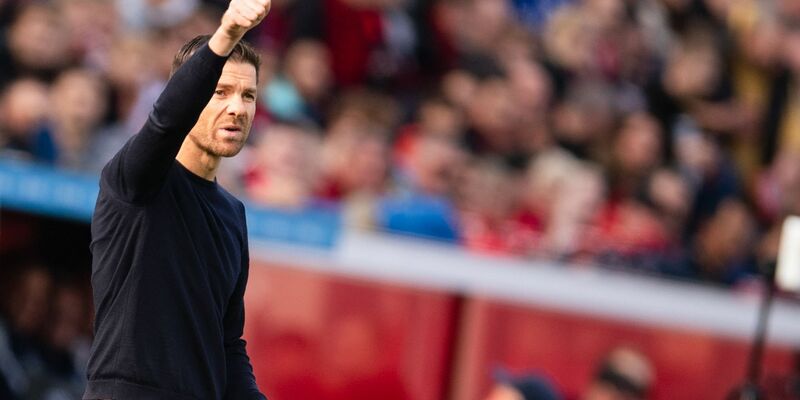28 Siege und sechs Unentschieden: Leverkusen-Trainer Xabi Alonso jubelt mit der Meisterschale. - Foto: Marius Becker/dpa