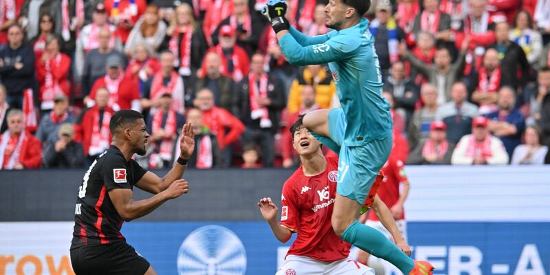 Die Mainzer Fans machten vor der Partie gegen Leipzig deutlich, was sie vom Wechsel ihres Ex-Trainers Jürgen Klopp zu Red Bull halten. - Foto: Torsten Silz/dpa