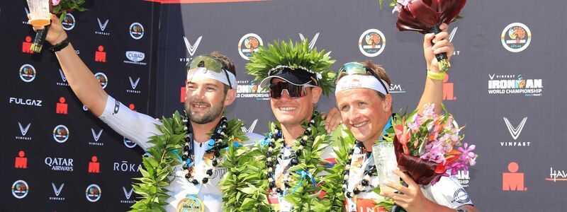 Der Norweger Gustav Iden (M) hat die Ironman-WM auf Hawaii gewonnen. - Foto: Marco Garcia/AP/dpa