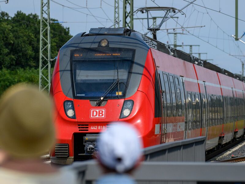 Was Steckt Hinter Dem Zug-Chaos Vom Samstag? Polizei Und Deutsche Bahn ...