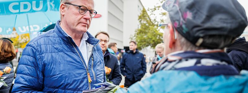 CDU-Spitzenkandidat Bernd Althusmann macht Wahlkampf in Hannover. - Foto: Michael Matthey/dpa
