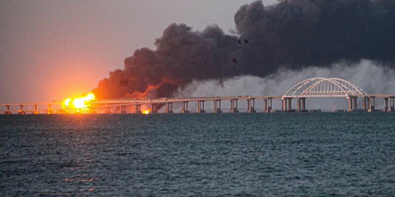 Bei der Explosion wurde die Brücke zur Krim schwer beschädigt. (Archivbild) - Foto: Uncredited/AP/dpa