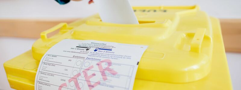 Eine Wählerin wirft ihren Stimmzettel in einem Wahllokal in Hannover in eine Wahlurne. - Foto: Hauke-Christian Dittrich/dpa