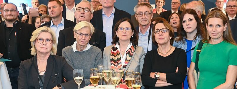Nicht zufrieden: Anhänger der CDU nehmen in Hannover die ersten Prognosen zur Kenntnis. - Foto: Hauke-Christian Dittrich/dpa
