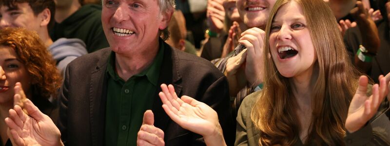 Jubel bei den Grünen um die Landesvorsitzenden Hans-Joachim Janßen und Anne Kura. - Foto: Friso Gentsch/dpa